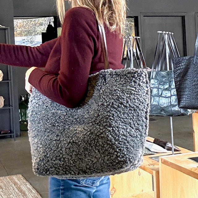 MEDIUM ESSENTIAL TOTE GRAY TEDDY BEAR SHEARLING