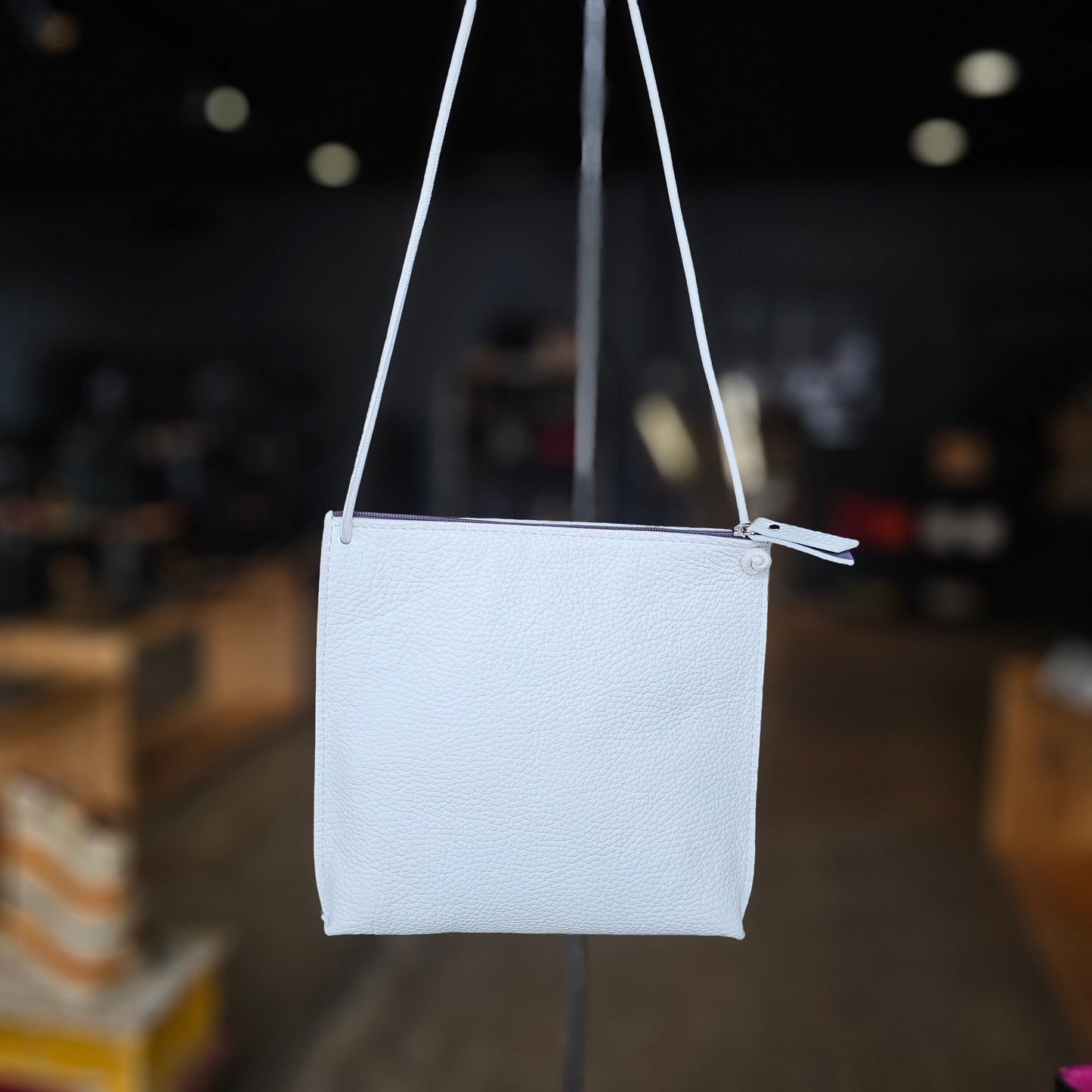 STRAPPY POUCH SNOWY WHITE PEBBLED CALF