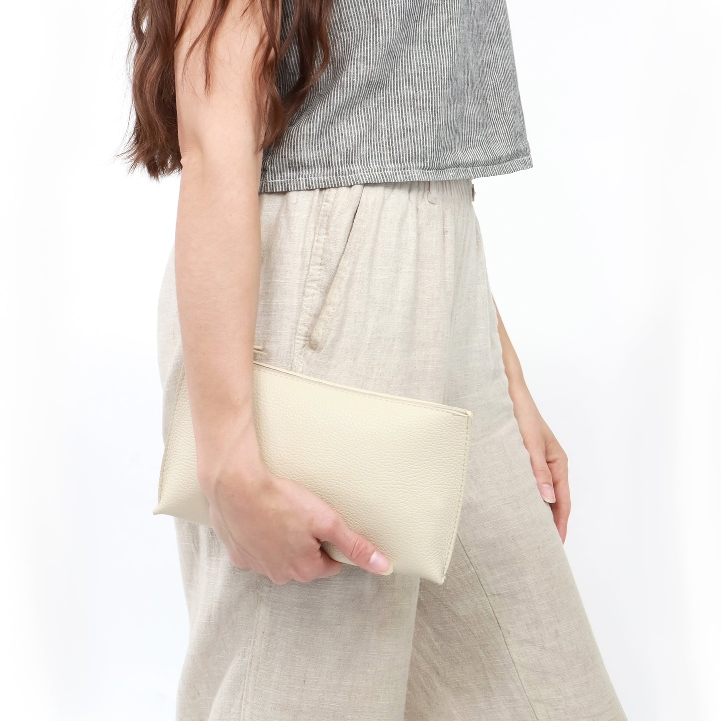 ESSENTIAL POUCH EGGSHELL PEBBLED CALF