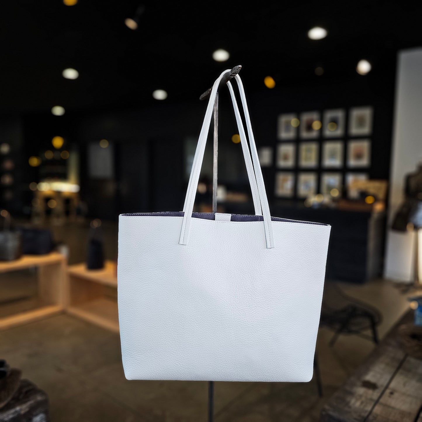 ESSENTIAL TOTE SNOWY WHITE PEBBLED CALF